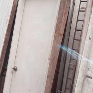 Lote siguiente: Dos Puertas Interiores Blancas de Madera con Detalles
