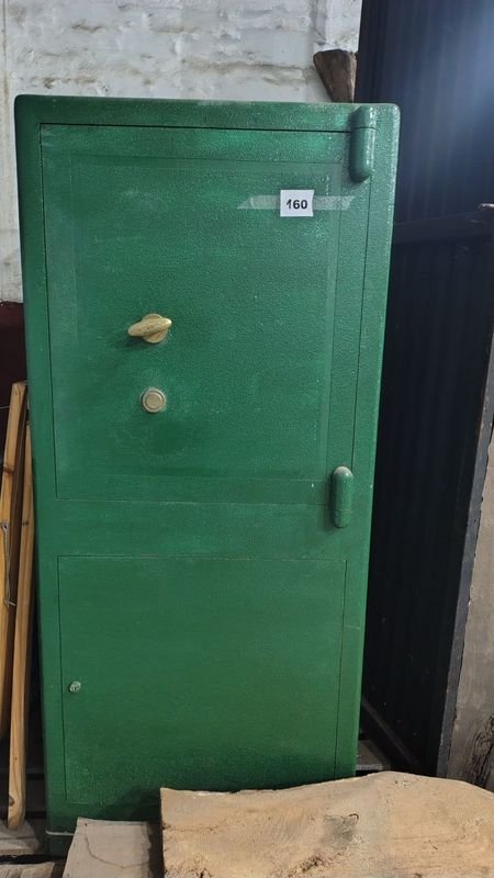 Caja Fuerte en Hierro con Estantes y Doble Puerta