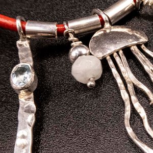 Colgante Plata 950 con Cuero, Topacios y Dijes - imagen 2