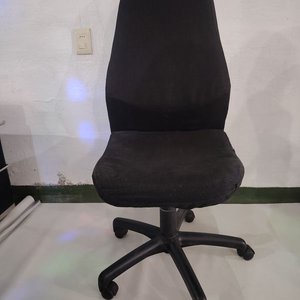 Silla de Escritorio Negra con Respaldo Alto y Ruedas - imagen 4