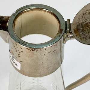 Jarra Cónica de Vidrio Tallado con Espigas y Detalles Metálicos - imagen 4