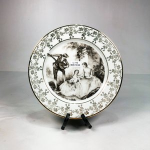 Plato Decorativo Limoges Francia Porcelana Blanca y Dorada Escena Romántica 24 cm - imagen 2