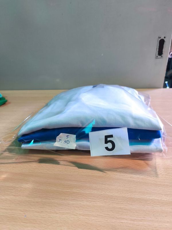 Ropa de Camiseta Azul y Blanca con Etiqueta '5' - imagen 2
