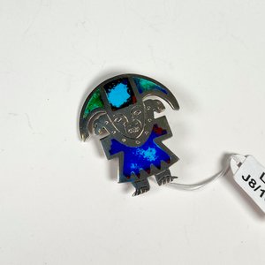 Prendedor de Plata y Esmalte con Diseño de Personaje Estilizado - imagen 2