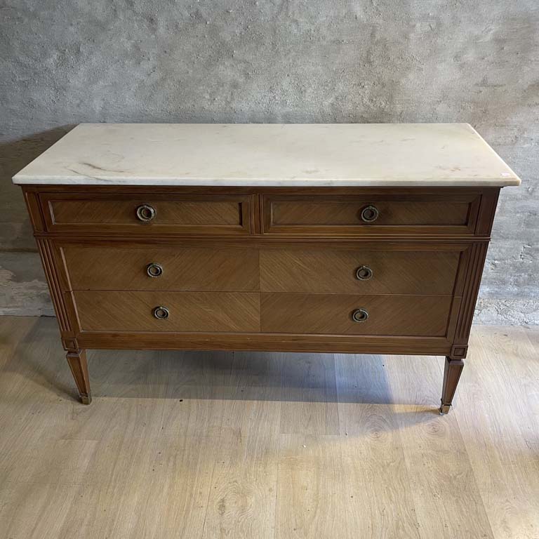 Lote siguiente: Comoda inglesa de estilo victoriano con herraje de bronce y tira de mármol