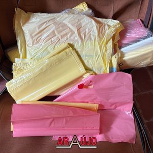 Valija de cuero marrón con bolsas de plástico rosas y amarillas - imagen 3