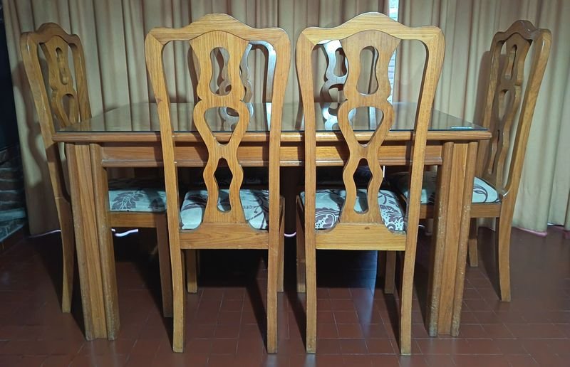 Juego de Comedor: Mesa Extensible con Tapa de Vidrio y 6 Sillas Tapizadas