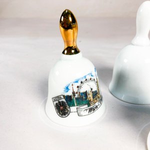 Tres Campanas Coleccionables de Loza con Diseños de Ciudades - imagen 3