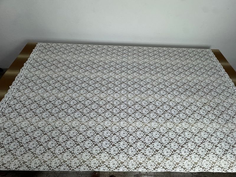 Mantel de encaje con pequeña fisura en el centro - imagen 4
