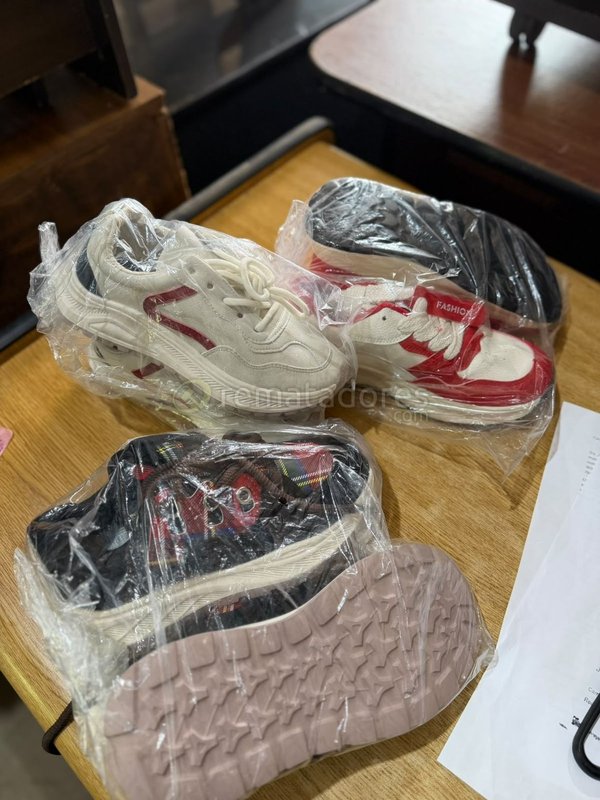Zapatillas Deportivas Blancas y Rojas