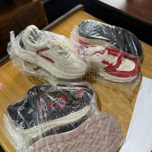 Lote siguiente: Zapatillas Deportivas Blancas y Rojas