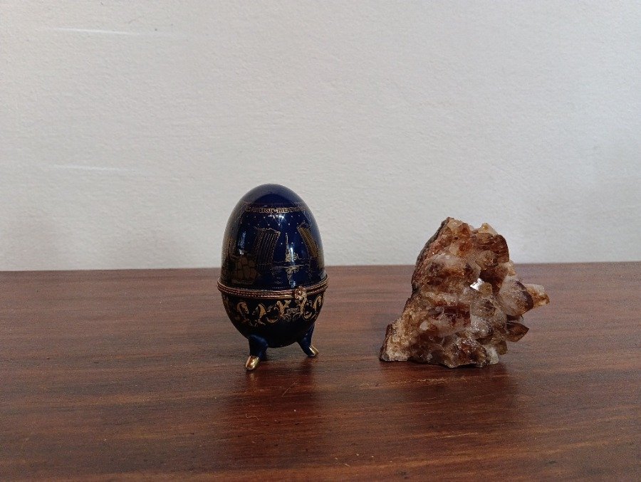 Lote anterior: Alhajero en forma de huevo color azul con diseños y piedra de cuarzo