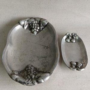Lote siguiente: Dos Bandejas de Peltre con Diseño de Frutas
