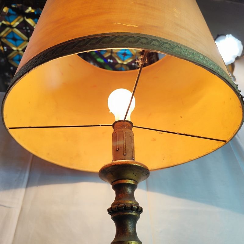 Lámpara antigua de madera esculturada con pantalla - imagen 3