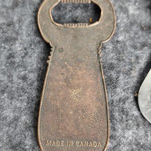 Dos destapadores: uno de bronce con forma de langosta y otro de metal con canguro - imagen 4