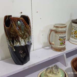 Lote de 7 piezas de cerámica: florero, jarra, galletero, recipientes, budinera y cisne decorativo - imagen 3