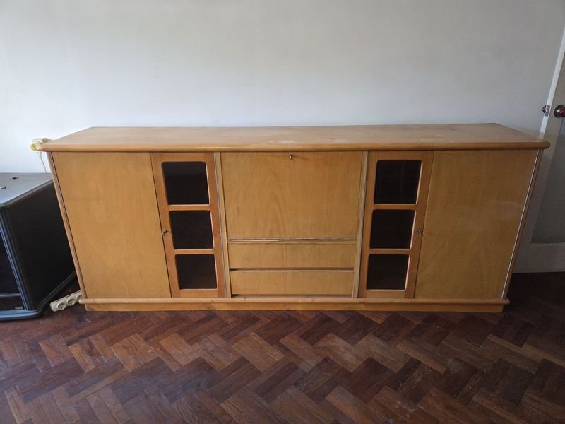Lote siguiente: Aparador en guatambú de madera