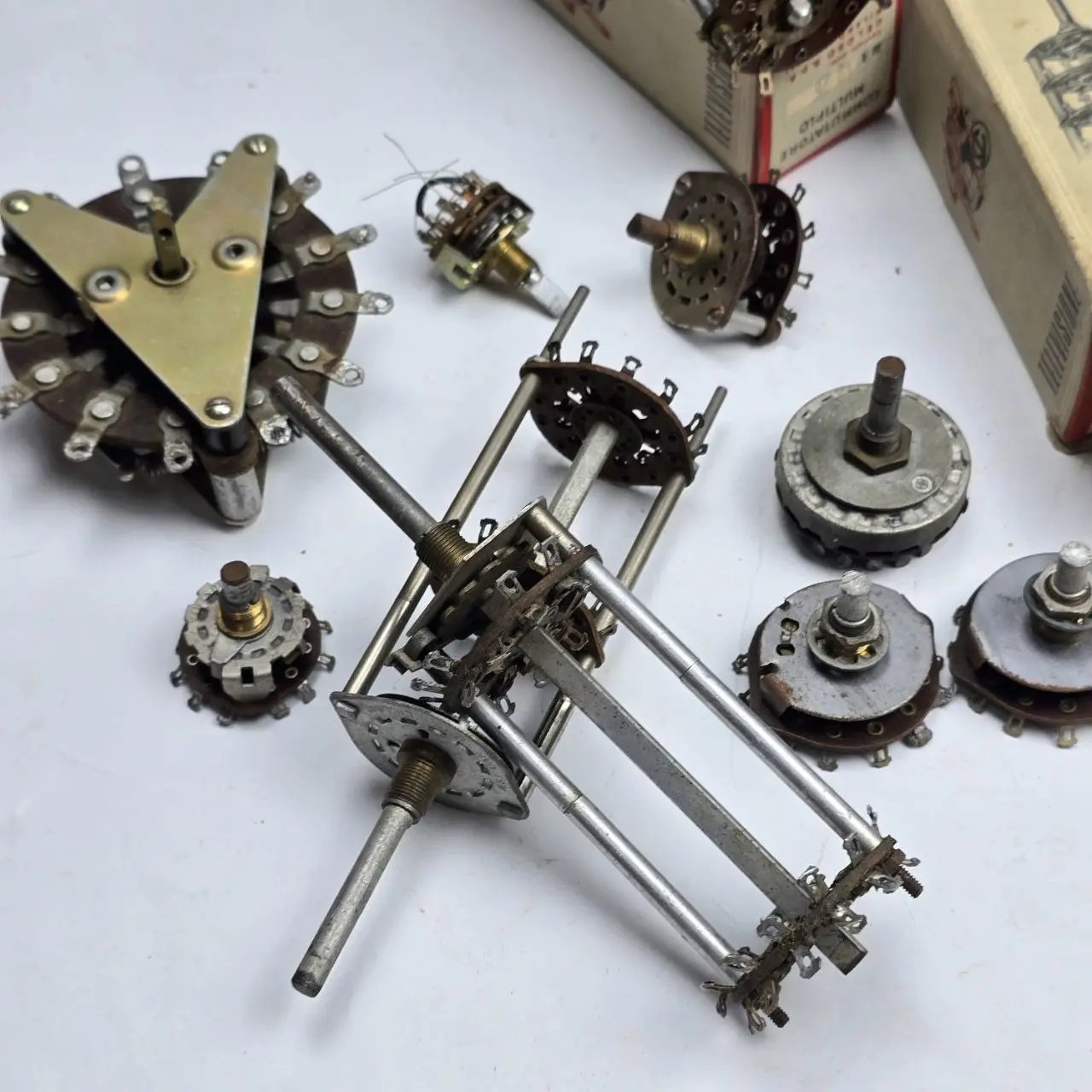 Item lote-08-conmutadores-varios-3-nuevos-en-caja - Image 1