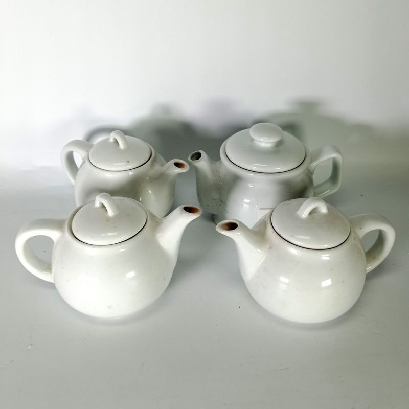 Lote siguiente: Cuatro teteras blancas de porcelana en buen estado