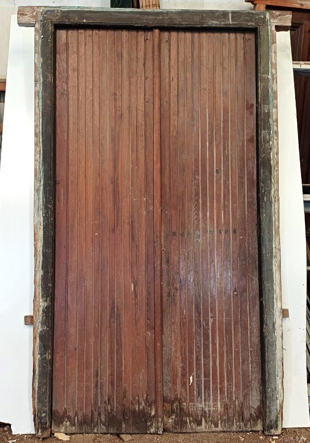 Puerta de madera antigua con marco - imagen 9
