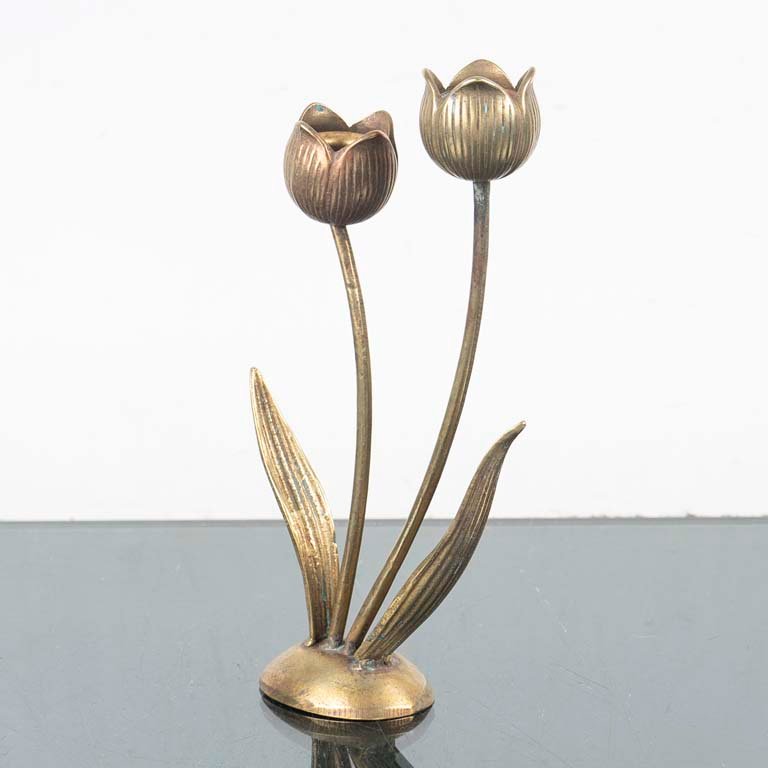 Candelabro de bronce con flores