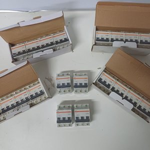 Caja con 4 Llaves Térmicas Trifásicas TQC 10 Amp. - imagen 5