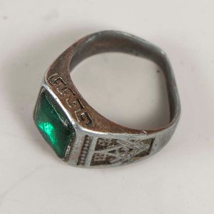 Anillo Masónico de Metal con Piedra Verde y Desgaste - imagen 2