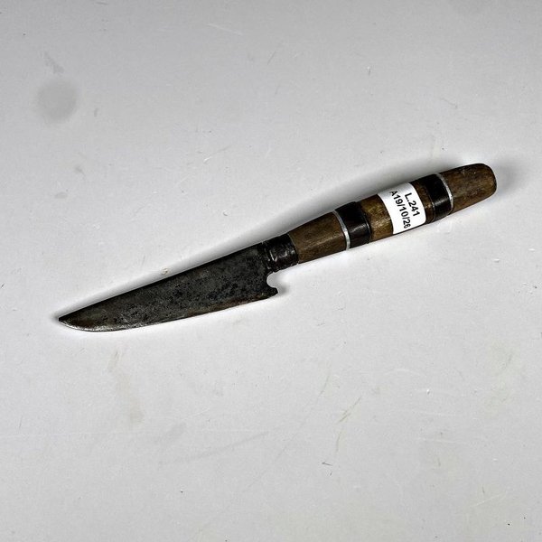 Cuchillo antiguo con hoja de acero y cabo de madera - imagen 1