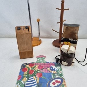 Lote de Accesorios de Cocina: Bloque para Cuchillos, Portarrollos, Perchero de Tazas, Tabla y Molinillo - imagen 2