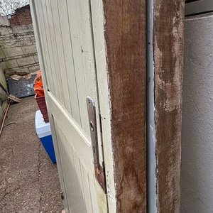 Puerta Antigua de Madera Panelada Color Grisáceo con Herrajes - imagen 3