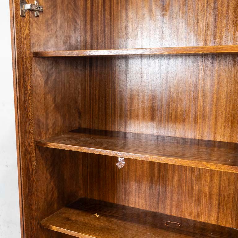 Biblioteca de madera con puertas de vidrio y estantes - imagen 3