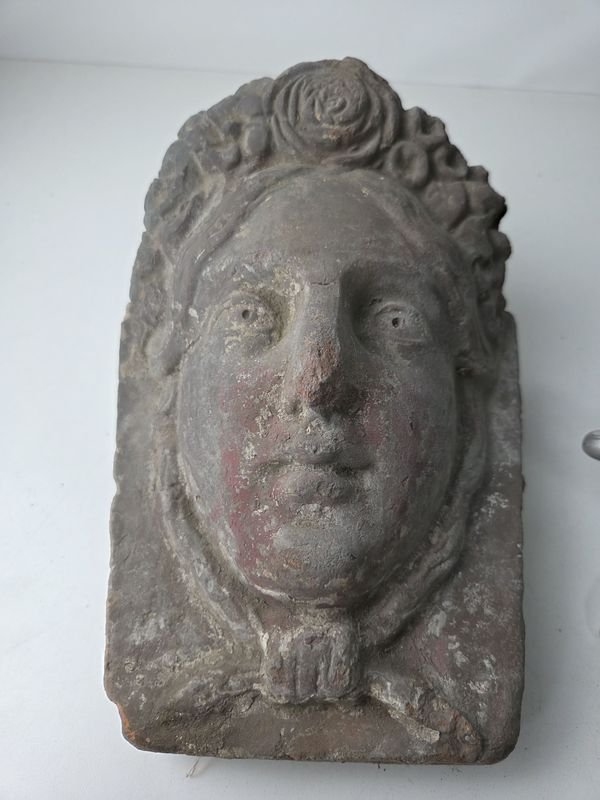 Rostro en material posiblemente pieza arquitectónica de frente de casa antigua - imagen 2