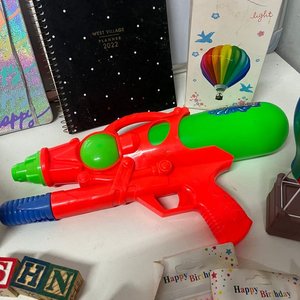 Lote Divertido: Bloques de Madera, Velas, Pistola de Agua y Más - imagen 5