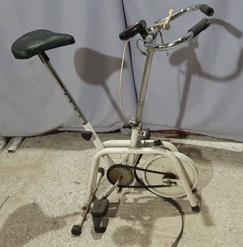 Bicicleta Fija Blanca para Ejercicio
