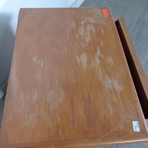 Mesa de Luz de Madera con Tres Cajones - imagen 5
