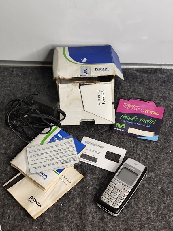 Teléfono Celular Nokia 1100 con Caja y Cargador Original
