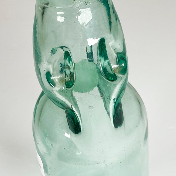 Botella antigua de vidrio color con bolita interior - imagen 3