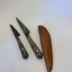 Dos Cuchillos con Mangos y Vaina de Plata y Oro - imagen 7