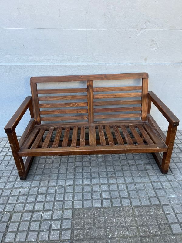 Sofá de Madera para Dos Cuerpos con Detalles de Uso
