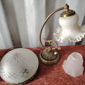 Lámpara de mesa antigua de bronce con tulipas de vidrio - imagen 2