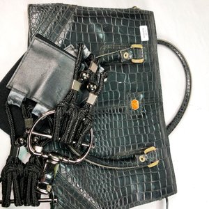 Cartera Negra Simil Cocodrilo con Cinturón Elástico y Hebilla Metálica - imagen 4