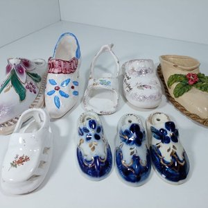 Conjunto de Zuecos y Zapatos Decorativos de Cerámica con Motivos Florales - imagen 3