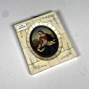 Lote anterior: Miniatura Pintada a Mano: Virgen con Niño y San Juan Bautista en Marco de Hueso