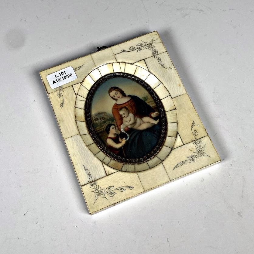Miniatura Pintada a Mano: Virgen con Niño y San Juan Bautista en Marco de Hueso