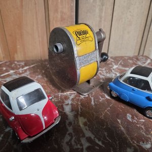 Sacapuntas Chicago Antiguo y Dos Autos BMW Isetta Miniatura - imagen 2