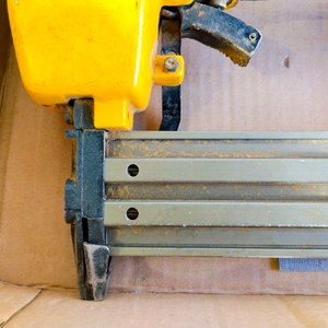 Clavadora Neumática, Metro Plegable, Pistola de Silicona y Batería 12V - imagen 7