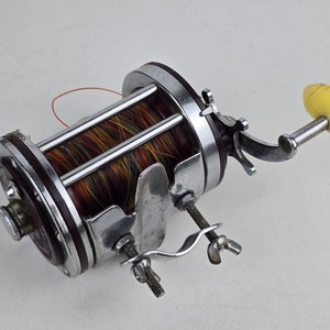 Reel de Pesca Rotativo Penn Squidder 140M con Manual y Caja - imagen 3