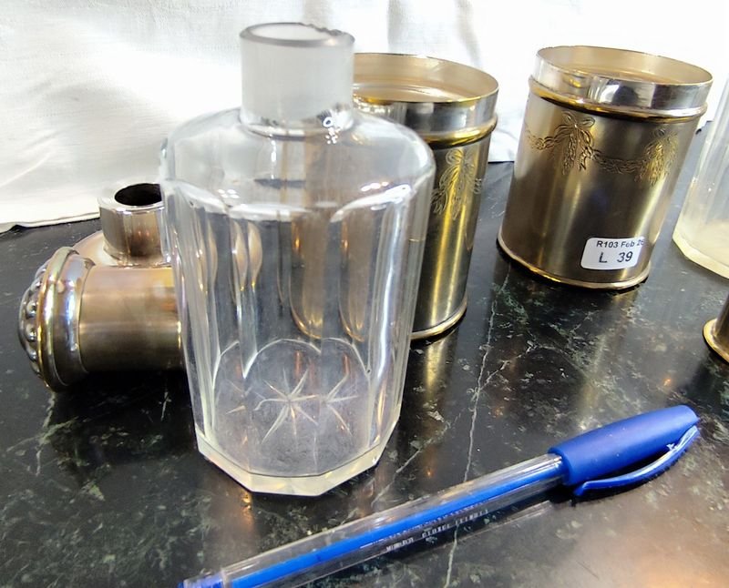 Par de perfumeros antiguos metálicos con detalles en los bordes - imagen 5