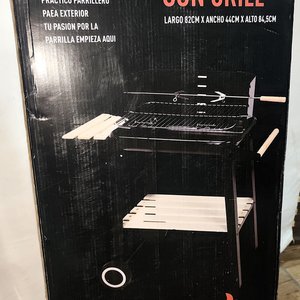Parrillero Portátil Negro con Ruedas, Estantes de Madera y Set de Asador - imagen 7