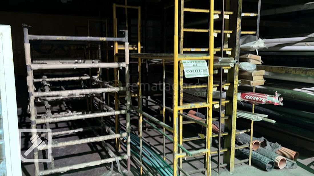 Andamios Metálicos Amarillos y Galvanizados para Construcción